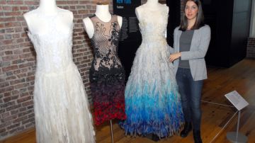 Los vestidos de Fabiola Arias exhibidos en el Museo de South Street fueron inspirados en Obatalá, Changó y Yemayá, tres orishas de la  santería cubana.
