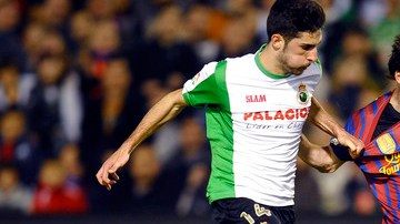 Ni jalándolo de la camiseta puede Álvaro González detener al ariete argentino, Lionel Messi, quien conduce el balón en el juego de ayer.