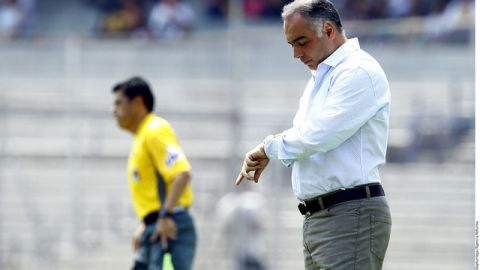 Memo Vázquez, DT de Pumas, observa su reloj.