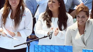 Josefina Vázquez Mota (c), ayer, por el PAN..