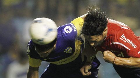 Pedro Velasco (der.) del Deportivo Quito disputa el balón con Germán Montoya de Velez Sarsfield, durante un juego por la Copa Libertadores.