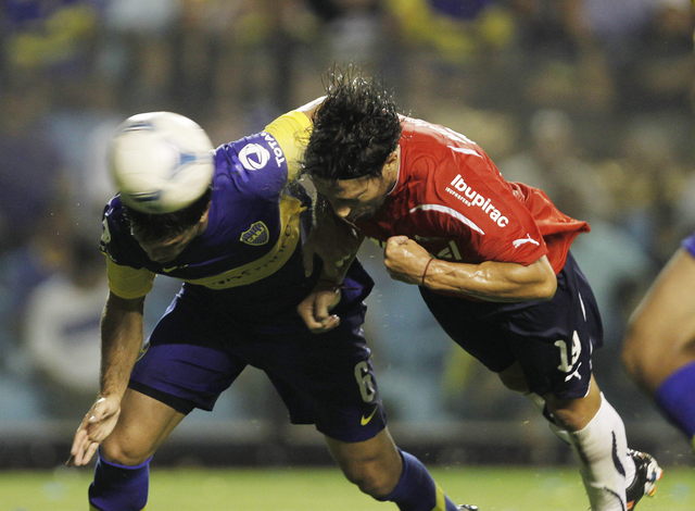 Pedro Velasco (der.) del Deportivo Quito disputa el balón con Germán Montoya de Velez Sarsfield, durante un juego por la Copa Libertadores.