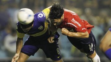 Pedro Velasco (der.) del Deportivo Quito disputa el balón con Germán Montoya de Velez Sarsfield, durante un juego por la Copa Libertadores.
