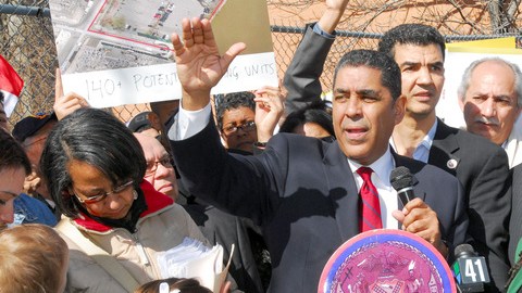 El senador estatal Adriano Espaillat -que aparece en una actividad realizada ayer en Manhattan- está a la espera del mapa sobre el nuevo distrito electoral.