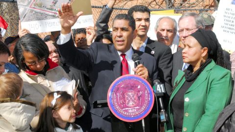El senador estatal Adriano Espaillat -que aparece en una actividad realizada ayer en Manhattan- está a la espera del mapa sobre el nuevo distrito electoral.