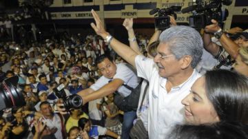 El alcalde de San Salvador y candidato por el partido de derecha Alianza Republicana Nacionalista (Arena) Norman Quijano (c) saluda a los seguidores, después de conocerse resultados de las elecciones.