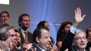 El candidato del Movimiento ciudadano, Andrés Manuel López Obrador, a su llegada a la toma de protesta como aspirante a la presidencia de la República.