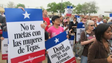 Cientos de mujeres protestaron en Houston contra las decisiones del gobernador Perry y la Legislatura de Texas en materia de programas de salud reproductiva.