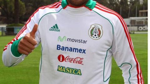Néstor Araujo se disculpa con 'Cubo' Torres.