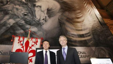 Matteo Renzi, alcalde de Florencia (izq.) y Terry García, de la National Geographic Society, tras la conferencia de ayer.