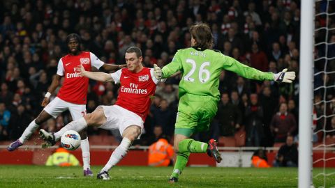 Tim Krul (26), portero de Newcastle, no puede cerrar el ángulo de remate de Thomas Vermaelen,  quien marcó el gol del triunfo de los 'gunners'.