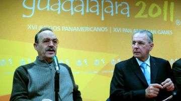 El presidente del COI, Jacques Rogge (d), aparece junto al presidente de la Organización Deportiva Panamericana (ODEPA), el mexicano Mario Vázquez Raña.