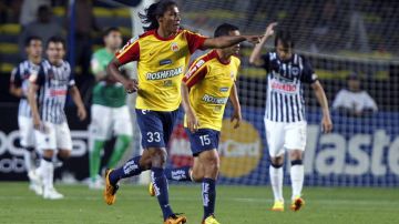 Joel Huiqui Andrade festeja el único tanto  de Monarcas ante  Monterrey en el juego de ida por los cuartos de final de la Liga de Campeones de la CONCACAF.