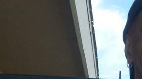 Jameson muestra su  medalla del maratón 2011.