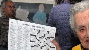 Como lo hiciera su madre, Josephine Quiñones, de 84 años, mantiene su mente activa haciendo cruce de palabras.