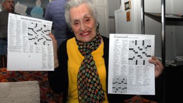 Como lo hiciera su madre, Josephine Quiñones, de 84 años, mantiene su mente activa haciendo cruce de palabras.