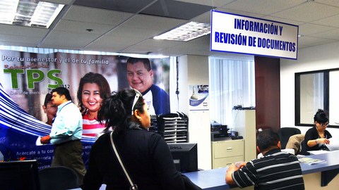 Ayer no hubo grandes filas en el consulado salvadoreño para hacer trámites de reinscripción de último momento.