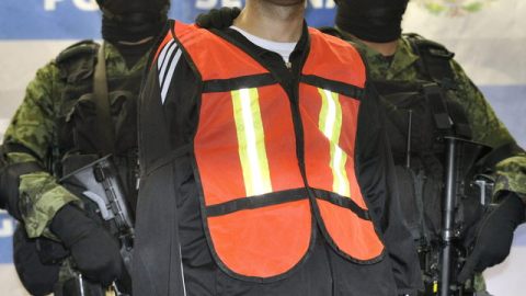 Soldados del Ejército mexicano custodian a Erick Valencia Salazar, alias 'El 85', ayer, en Ciudad de México.