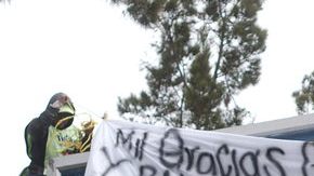 Trabajadores de la municipalidad de Ciudad Guatemala quitan una 'narcomanta', puesta por supuestos miembros  de Los Zetas, ayer.