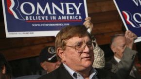 El candidato republicano Mitt Romney saluda a sus seguidores.