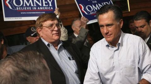 El candidato republicano Mitt Romney saluda a sus seguidores.