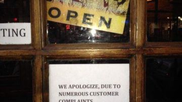 Este papel colocado en la puerta del restaurante Saigon Cafe, en Jersey City, Nueva Jersey, es bastante claro.