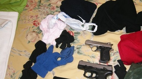 Armas y guantes halladas en poder de los sospechosos, según indicaron las autoridades del condado de Suffolk.