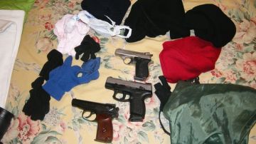 Armas y guantes halladas en poder de los sospechosos, según indicaron las autoridades del condado de Suffolk.