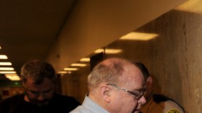 El alguacil de San Francisco    Ross Mirkarimi deja la corte tras declararse culpable a un cargo menor ayer en San Francisco.