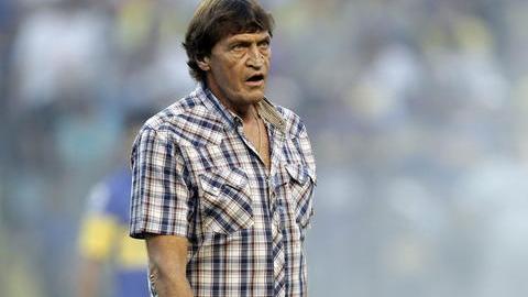 Julio César Falcioni, técnico de Boca Jrs, urgido de triunfo en la Copa.