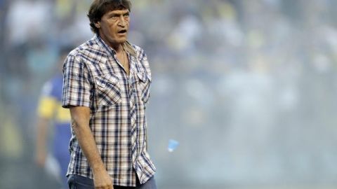 Julio César Falcioni, técnico de Boca Jrs, urgido de triunfo en la Copa.