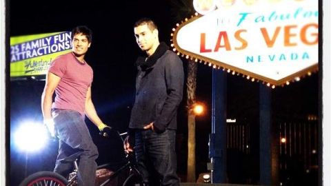 Ricardo Laguna (izq.) es la estrella de su  reality-show producido por Wilmer Valderrama.