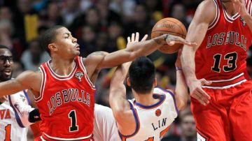 Derrick Rose (izq.) y Joakim Noah (der.), de los Bulls de Chicago, frustran el ataque de Jeremy Lin (centro), de los Knicks, en el partido celebrado anteanoche.