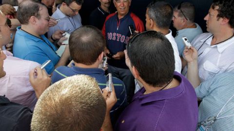 Bobby Valentine habla con un grupo nutrido de periodistas previo al partido de Medias Rojas con  Yanquis, ayer, en Tampa, Florida.