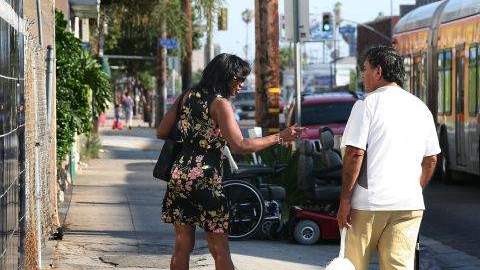 El bulevar Lankershim es uno de los corredores donde más se ejerce la prostitución en el Valle de San Fernando.