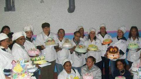 Estudiantes de AsoProDom muestran sus trabajos en pastelería.