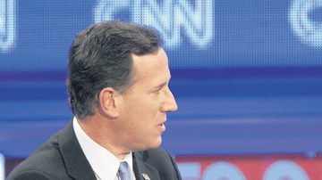 Mitt Romney (der.) y Rick Santorum durante el debate de anoche.
