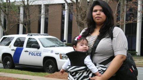 Lesley Lara junto su hija Danett, ofrece su apoyo a Gabino Sánchez, en las afueras de la Corte de Inmigración en Charlotte.