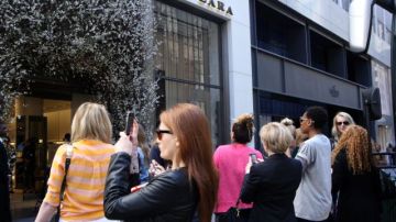 Numerosas personas se aglomeraron a la entrada de la última gran tienda de la cadena española Zara en la Quinta Avenida.