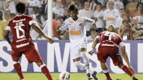 El peligroso Neymar lidera la ofensiva del Santos de Brasil, en su choque de hoy ante el Juan Aurich de Perú, que juega su primer encuentro como local.