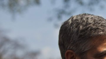 George Clooney comparece ante la prensa después de ser recibido por el presidente estadounidense, Barack Obama, para hablar sobre la situación en Darfur.