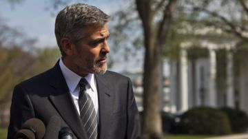 George Clooney comparece ante la prensa después de ser recibido por el presidente estadounidense, Barack Obama, para hablar sobre la situación en Darfur.