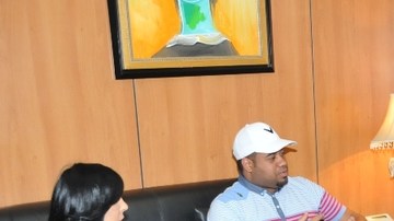 La reportera Gelena Solano y el camarógrafo César Serra de Univisión denunciaron la agresión al jefe de la policía nacional, José Armando Polanco Gómez.