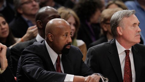 El asistente Mike Woodson (izq.) será quien reemplace por el momento al despedido Mike D'Antoni (der.) al frente de la alicaída plantilla de los Knicks.