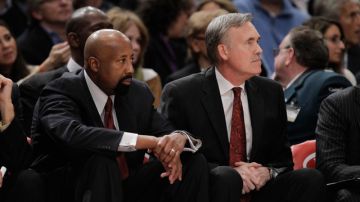 El asistente Mike Woodson (izq.) será quien reemplace por el momento al despedido Mike D'Antoni (der.) al frente de la alicaída plantilla de los Knicks.