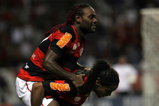 Wagner Love (izq.) y Ronaldinho Gaúcho del Flamengo.