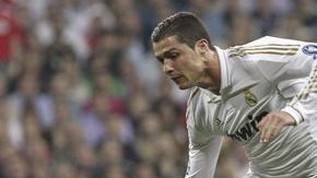 El delantero portugués Cristiano Ronaldo (izq.) aguanta la barrida del  defensa del CSKA de Moscú, Vasili Berezutski, ayer en el Bernabéu.