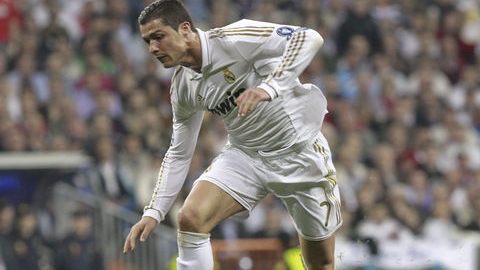 El delantero portugués Cristiano Ronaldo (izq.) aguanta la barrida del  defensa del CSKA de Moscú, Vasili Berezutski, ayer en el Bernabéu.