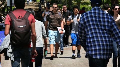 La guía contiene consejos y recursos prácticos para ayudar a los estudiantes indocumentados a navegar su vida después de graduarse.