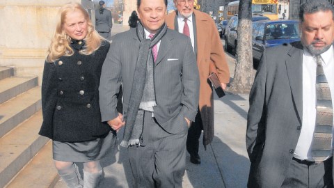El exsenador estatal Pedro Espada empezó a ser juzgado por malversación ayer en una corte federal de NY.